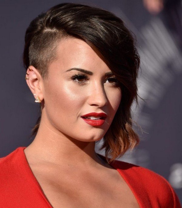 Новинки стрижек на средние волосы 2026: фото-примеры