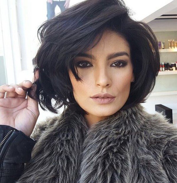 Новинки стрижек на средние волосы 2026: фото-примеры