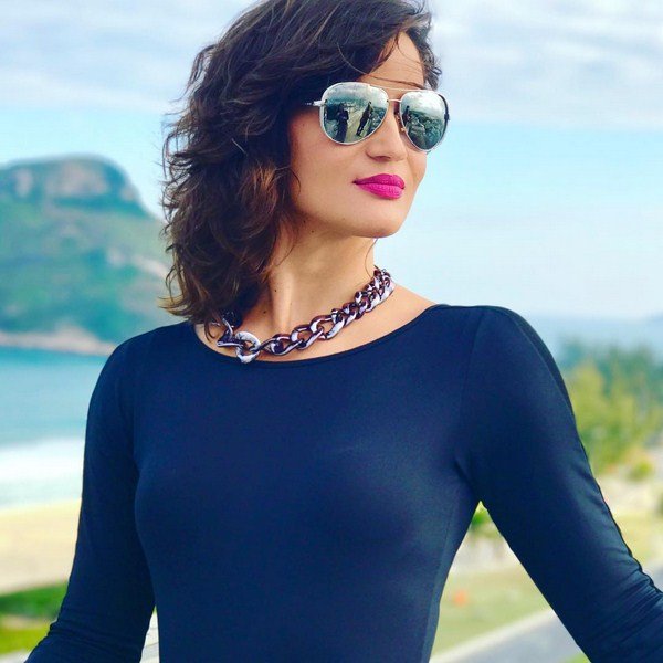 Новинки стрижек на средние волосы 2026: фото-примеры