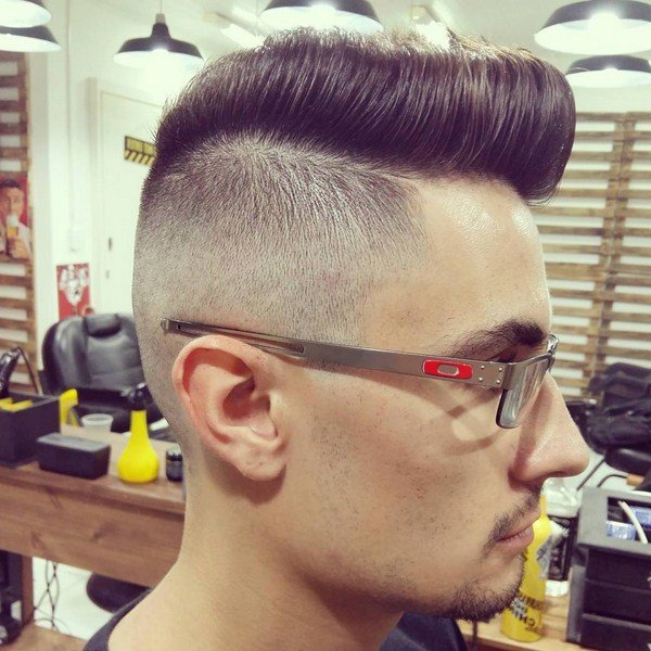 Стильные мужские стрижки 2026 — модные мужские прически: фото