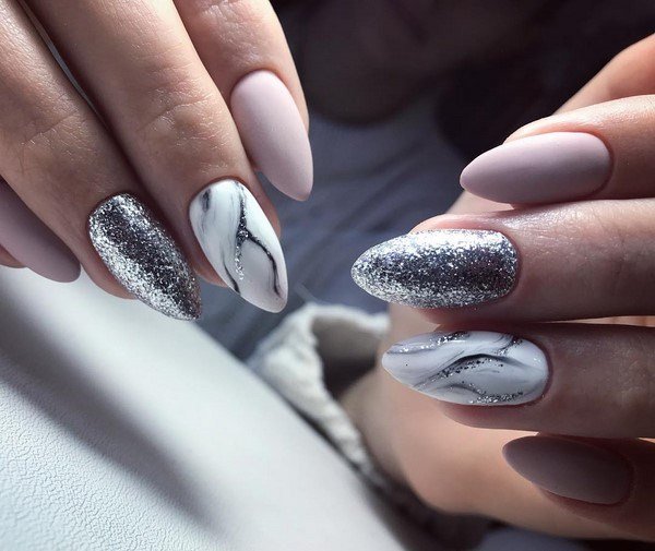 Модный дизайн ногтей 2026: трендовые техники на фото