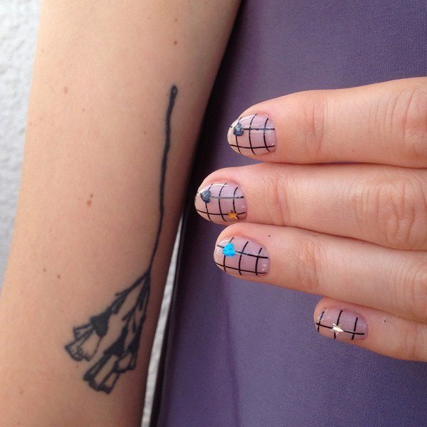 Модный дизайн ногтей 2026: трендовые техники на фото