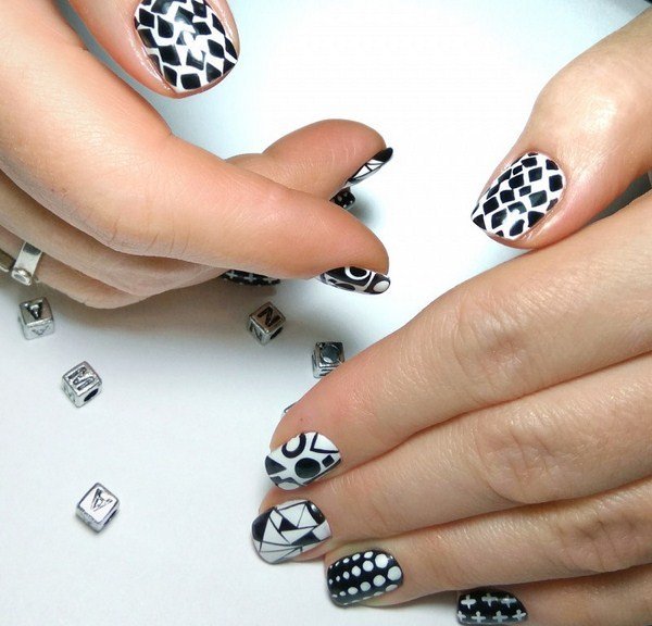 Модный дизайн ногтей 2026: трендовые техники на фото