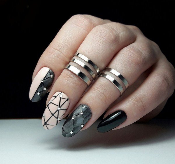 Модный дизайн ногтей 2026: трендовые техники на фото