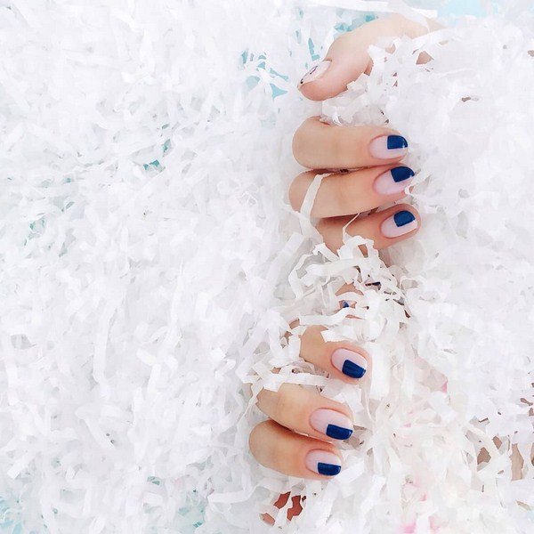 Модный дизайн ногтей 2026: трендовые техники на фото