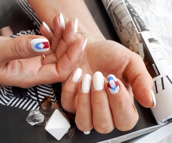 Модный дизайн ногтей 2026: трендовые техники на фото