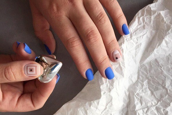 Модный дизайн ногтей 2026: трендовые техники на фото