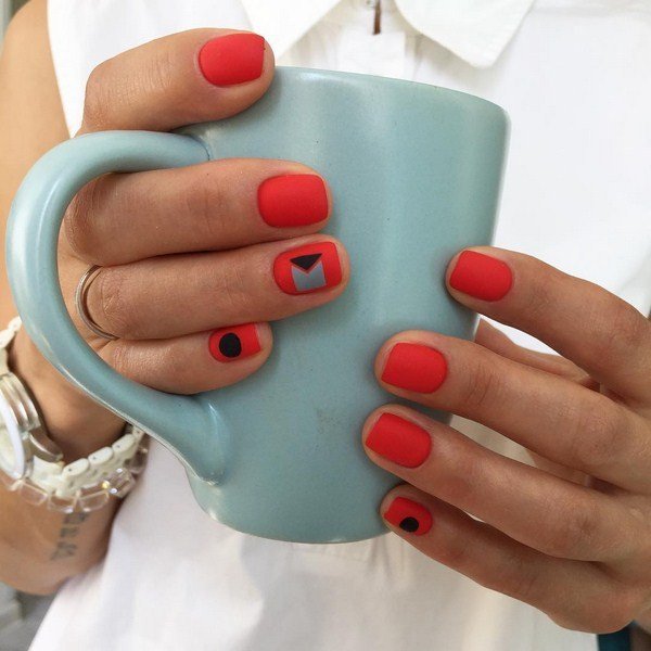 Модный дизайн ногтей 2026: трендовые техники на фото