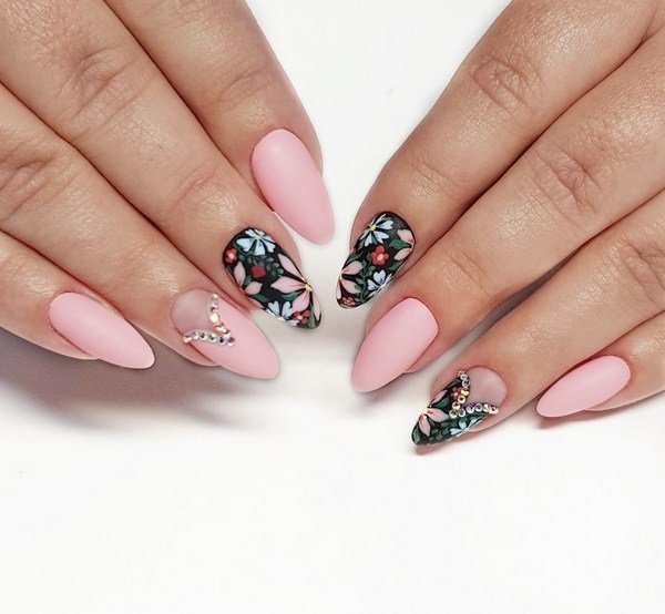 Модный дизайн ногтей 2026: трендовые техники на фото