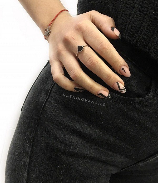 Модный дизайн ногтей 2026: трендовые техники на фото