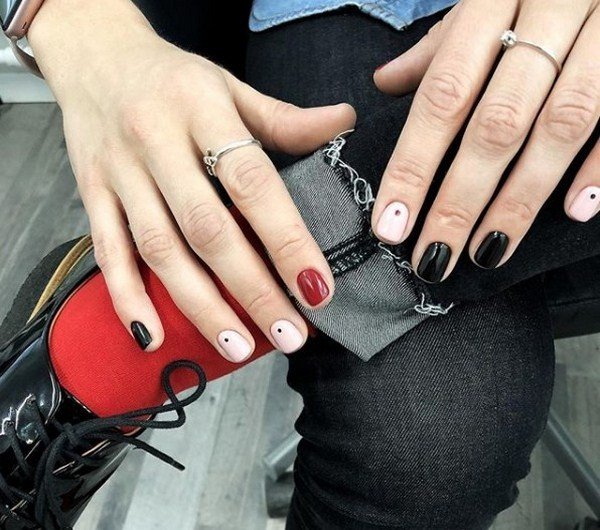 Модный дизайн ногтей 2026: трендовые техники на фото