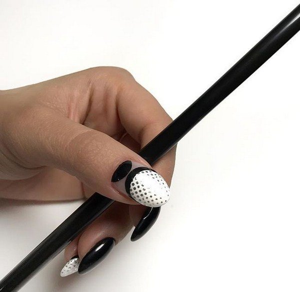 Модный дизайн ногтей 2026: трендовые техники на фото