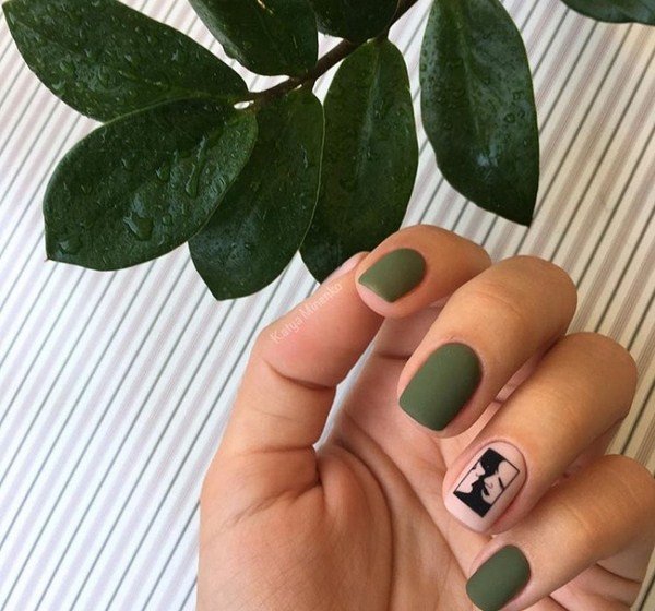 Модный дизайн ногтей 2026: трендовые техники на фото