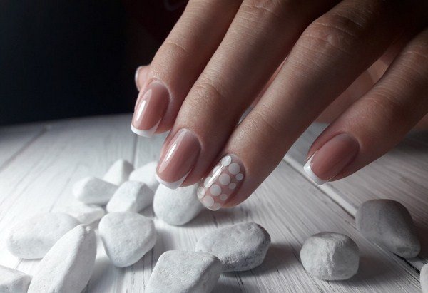 Модный дизайн ногтей 2026: трендовые техники на фото