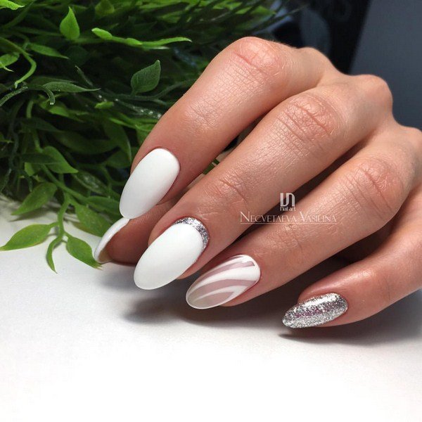 Модный дизайн ногтей 2026: трендовые техники на фото