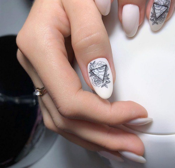 Модный дизайн ногтей 2026: трендовые техники на фото