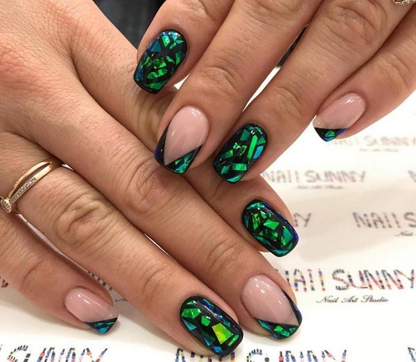 Модный дизайн ногтей 2026: трендовые техники на фото