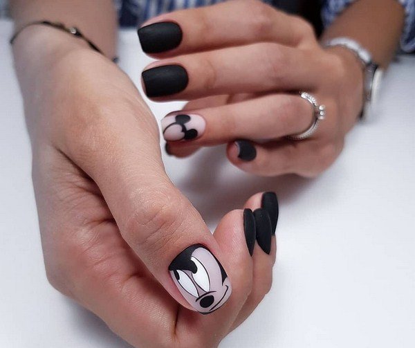 Модный дизайн ногтей 2026: трендовые техники на фото