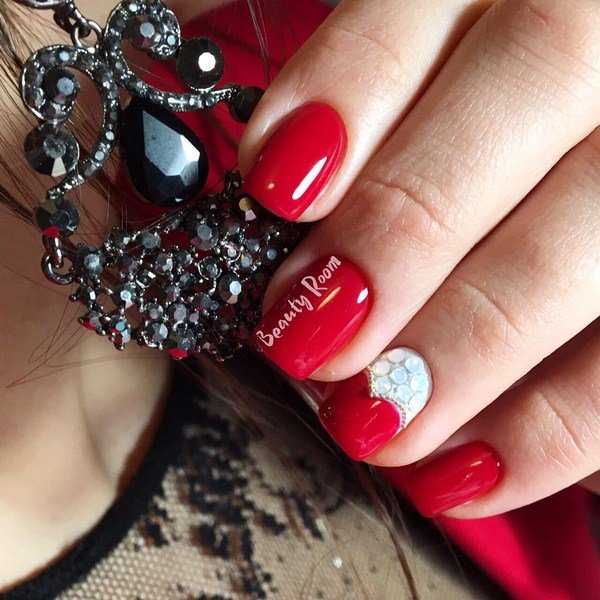 Модный дизайн ногтей 2026: трендовые техники на фото