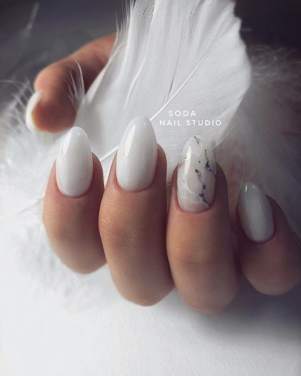 Модный дизайн ногтей 2026: трендовые техники на фото