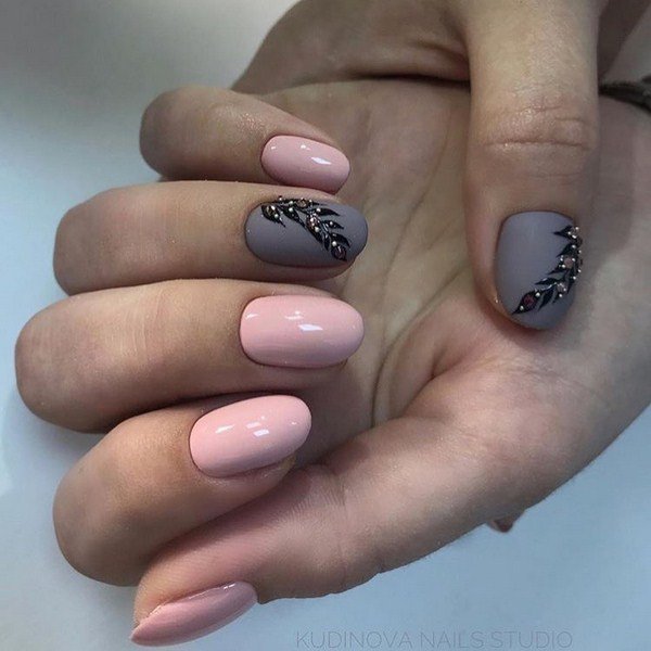 Модный маникюр с блестками 2026: трендовый дизайн на фото