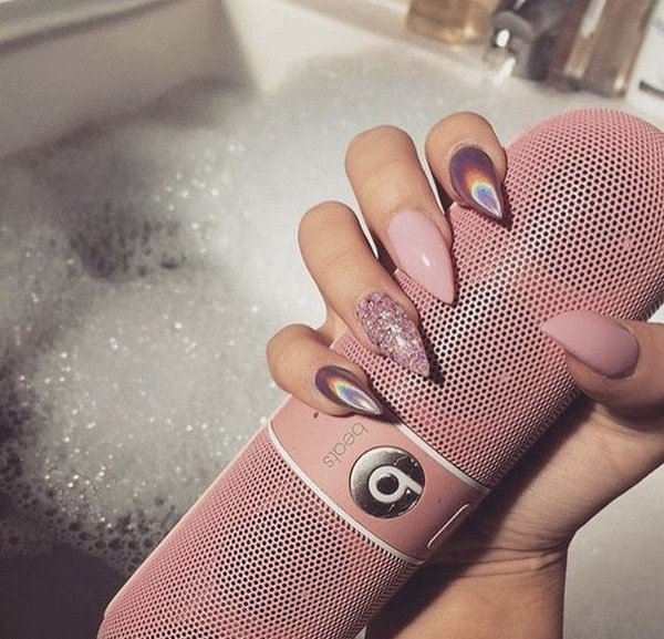 Модный маникюр с блестками 2026: трендовый дизайн на фото