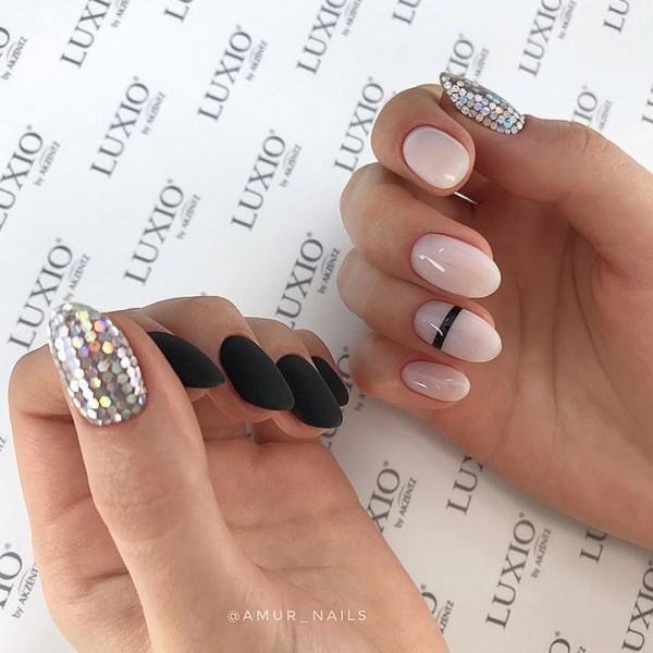 Модный маникюр с блестками 2026: трендовый дизайн на фото