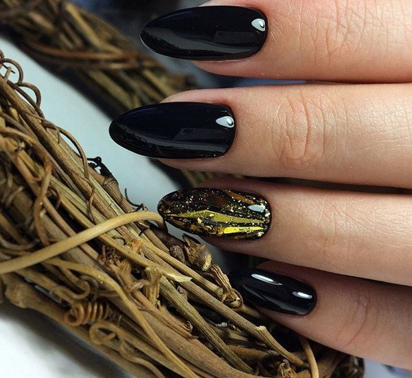 Модный маникюр с блестками 2026: трендовый дизайн на фото