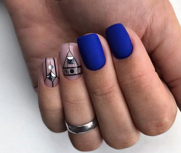 Модный маникюр с блестками 2026: трендовый дизайн на фото