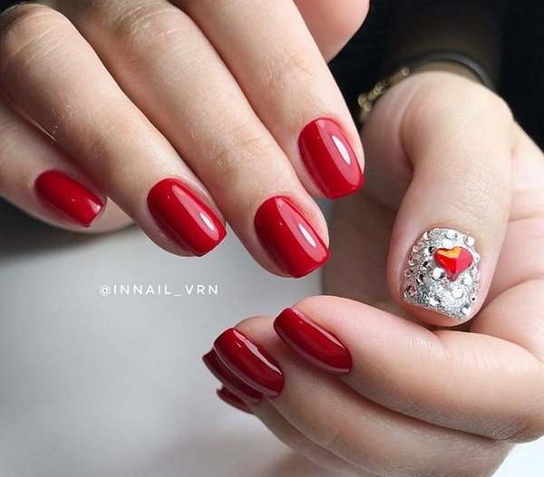 Модный маникюр с блестками 2026: трендовый дизайн на фото