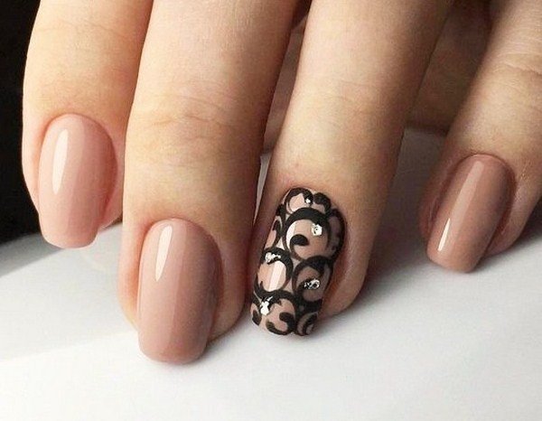 Модный маникюр с блестками 2026: трендовый дизайн на фото