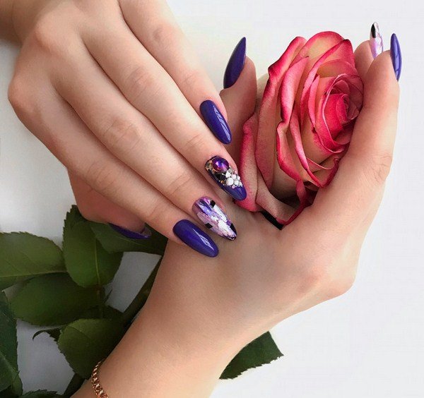 Модный маникюр с блестками 2026: трендовый дизайн на фото