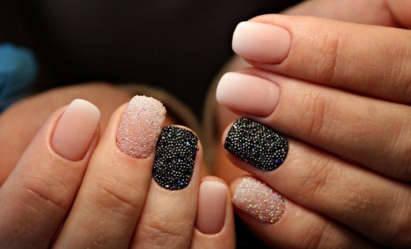 Модный маникюр с блестками 2026: трендовый дизайн на фото