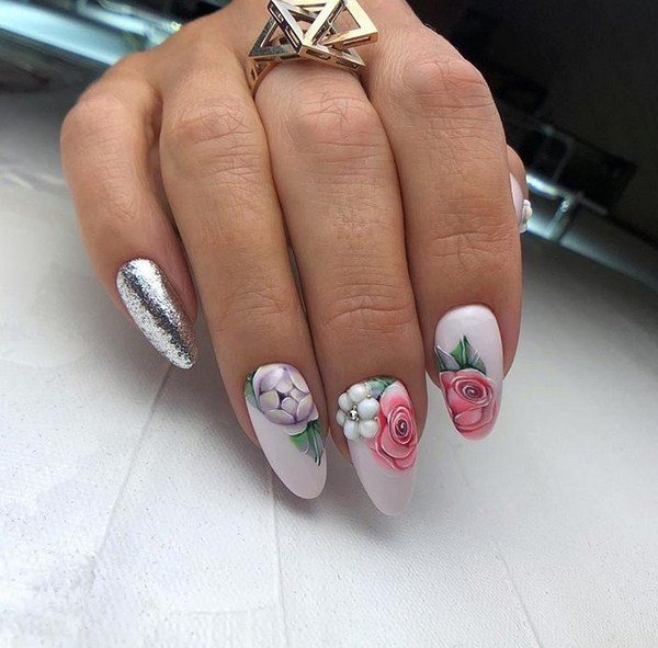 Модный маникюр с блестками 2026: трендовый дизайн на фото