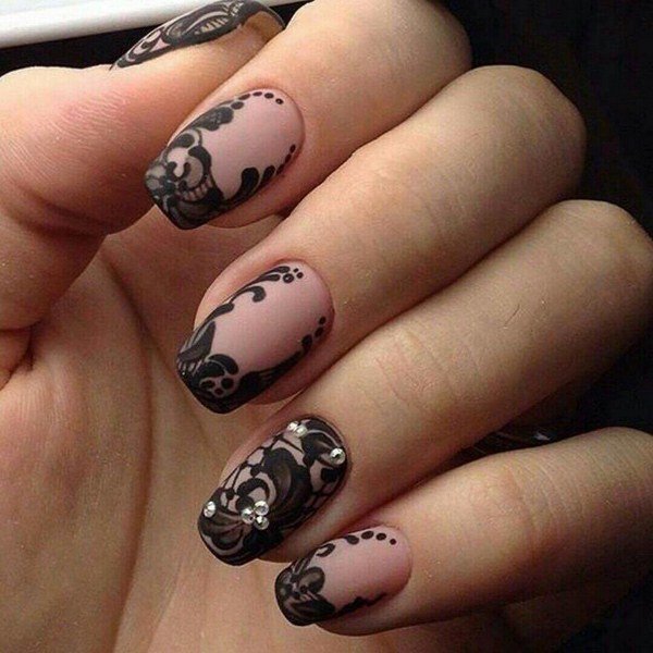 Модный маникюр с блестками 2026: трендовый дизайн на фото