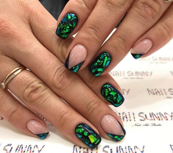 Модный маникюр с блестками 2026: трендовый дизайн на фото