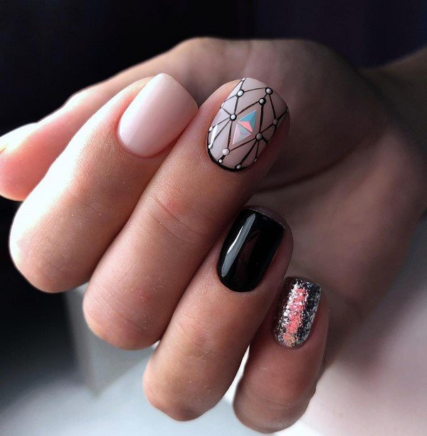 Модный маникюр с блестками 2026: трендовый дизайн на фото
