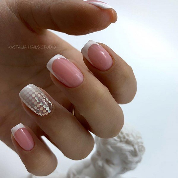 Модный маникюр с блестками 2026: трендовый дизайн на фото