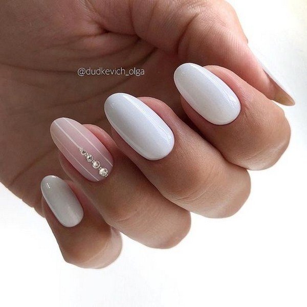 Самый модный маникюр со стразами 2026: фото