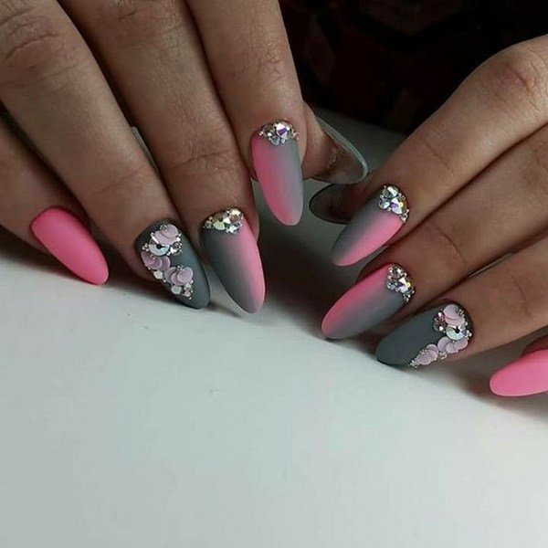 Самый модный маникюр со стразами 2026: фото