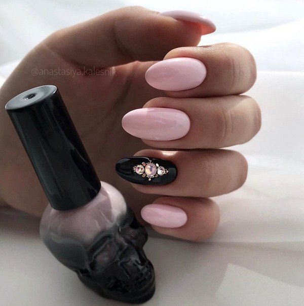 Самый модный маникюр со стразами 2026: фото