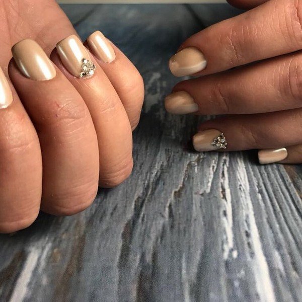 Самый модный маникюр со стразами 2026: фото