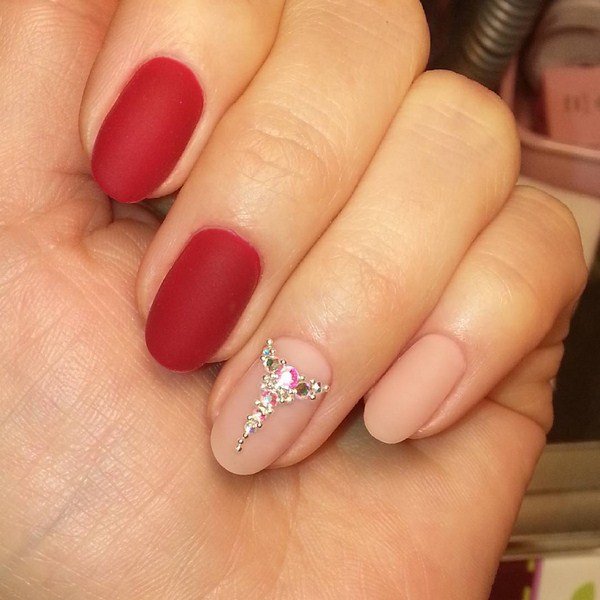 Самый модный маникюр со стразами 2026: фото