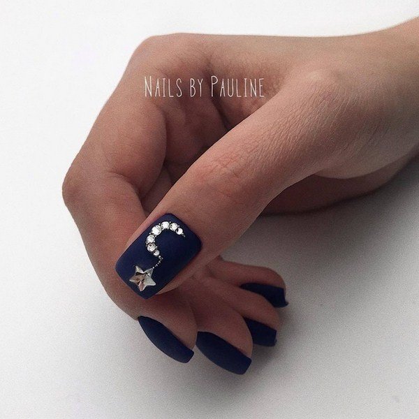 Самый модный маникюр со стразами 2026: фото