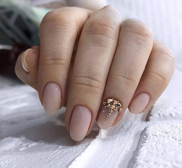 Самый модный маникюр со стразами 2026: фото