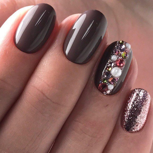 Самый модный маникюр со стразами 2026: фото
