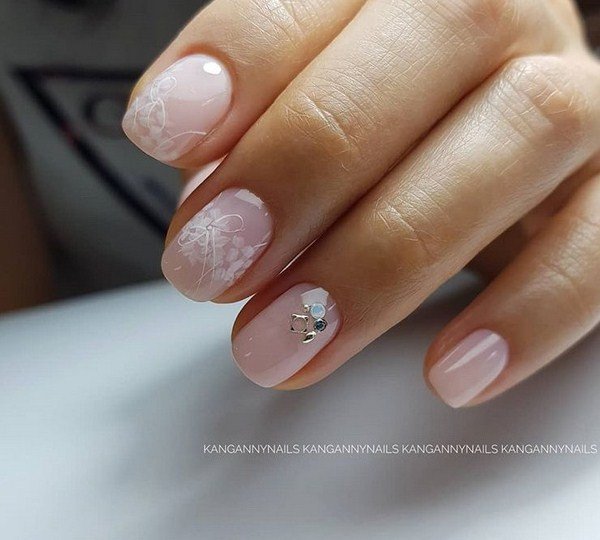 Самый модный маникюр со стразами 2026: фото