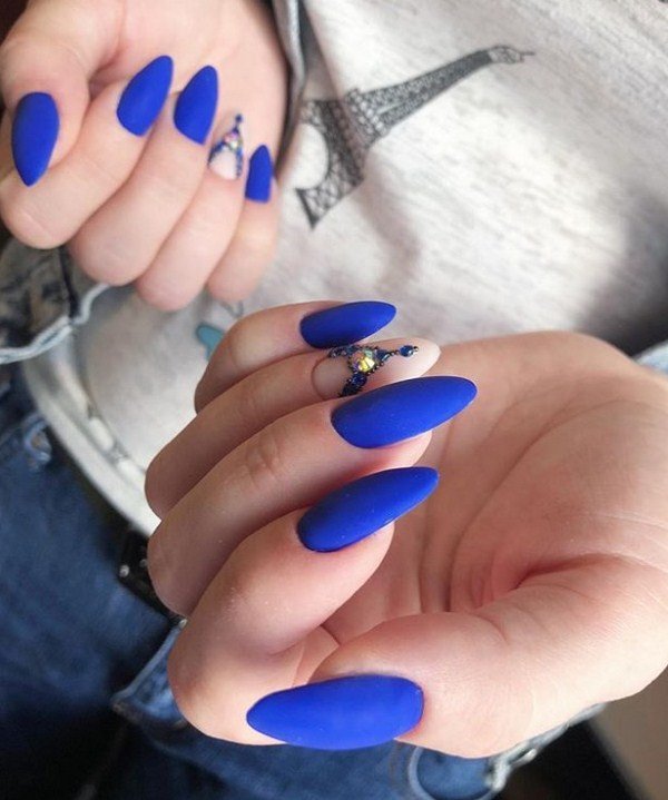 Самый модный маникюр со стразами 2026: фото