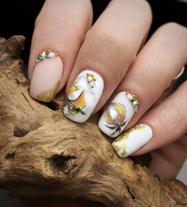 Самый модный маникюр со стразами 2026: фото