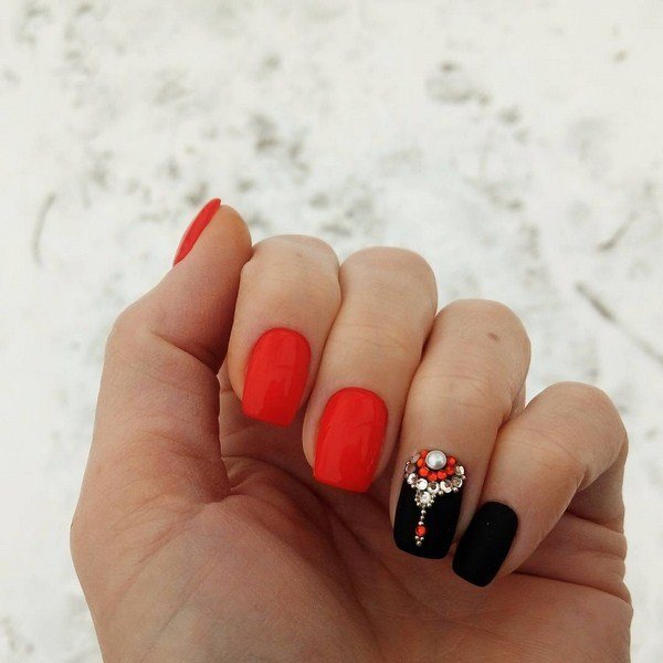 Самый модный маникюр со стразами 2026: фото